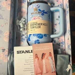 Stanley Quencher H2.0 Tumbler - Light Blue with Blue Floral 40 oz
